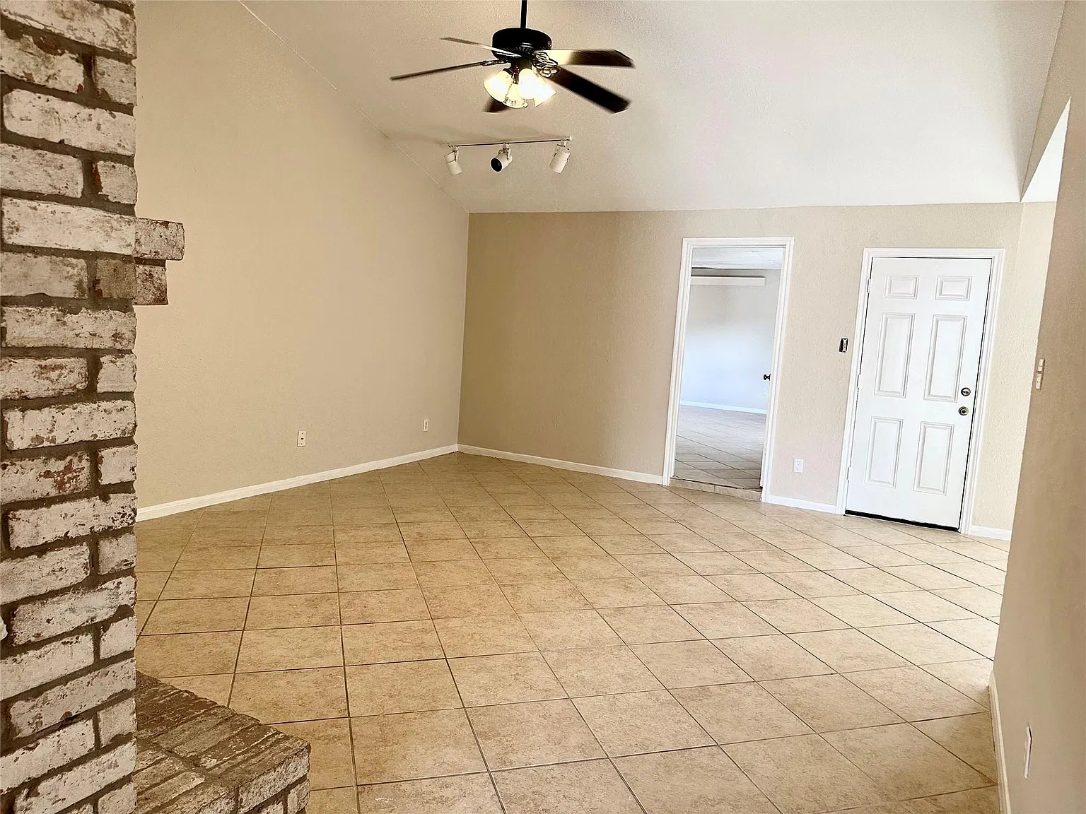 4 bed, 2.0 bath, 2096 sqft, $2,100 — Photo 3