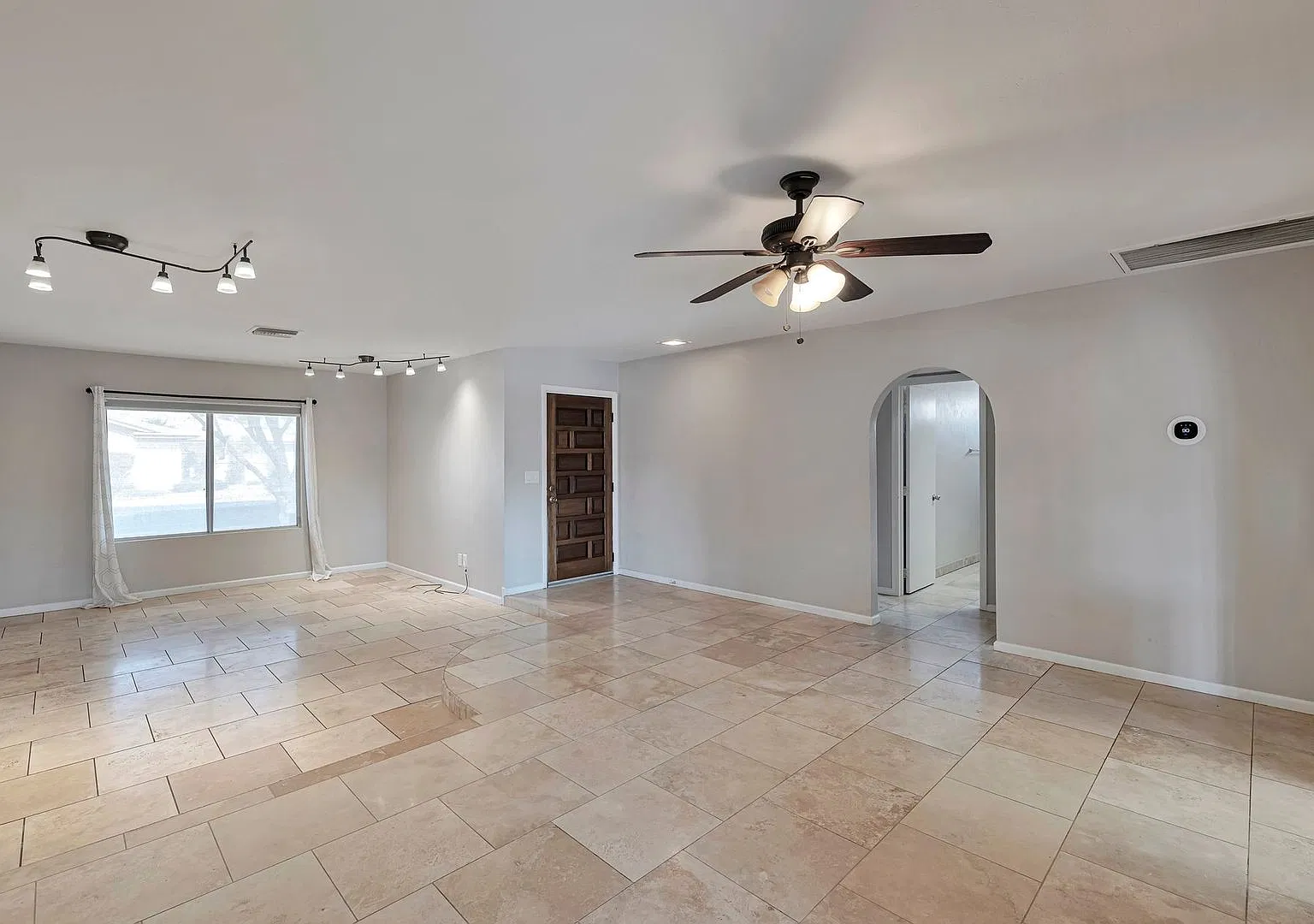 Spacious four-bedroom, two-bathroom home in the desirable South Tempe! — Photo 2