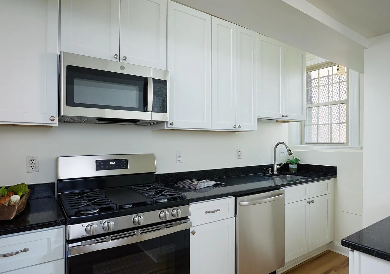 Cozy Studio Steps from Meridian Hill Park! — Photo 2