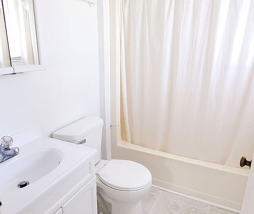 4th image of 801 S Ashland Ave APT 4
