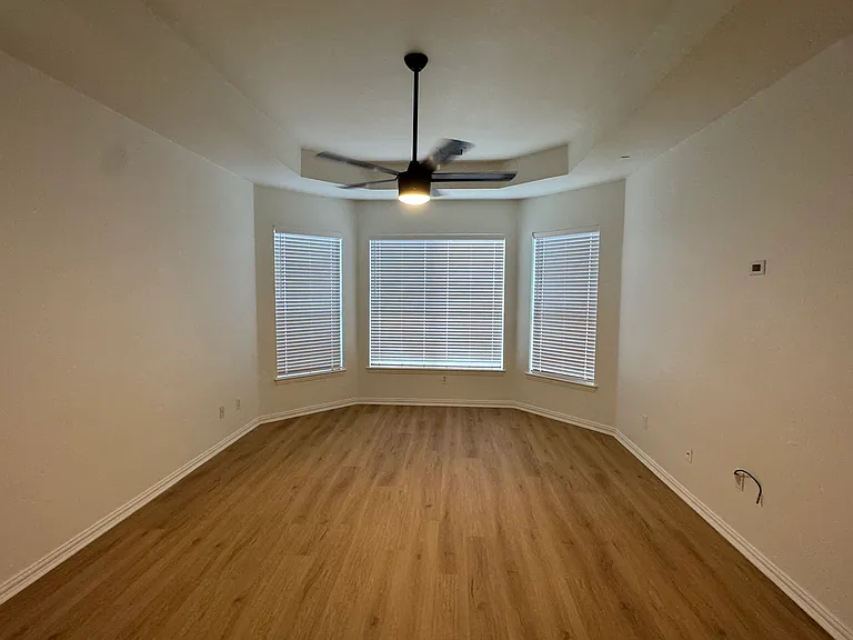 1823 Bur Oak Dr — Photo 7