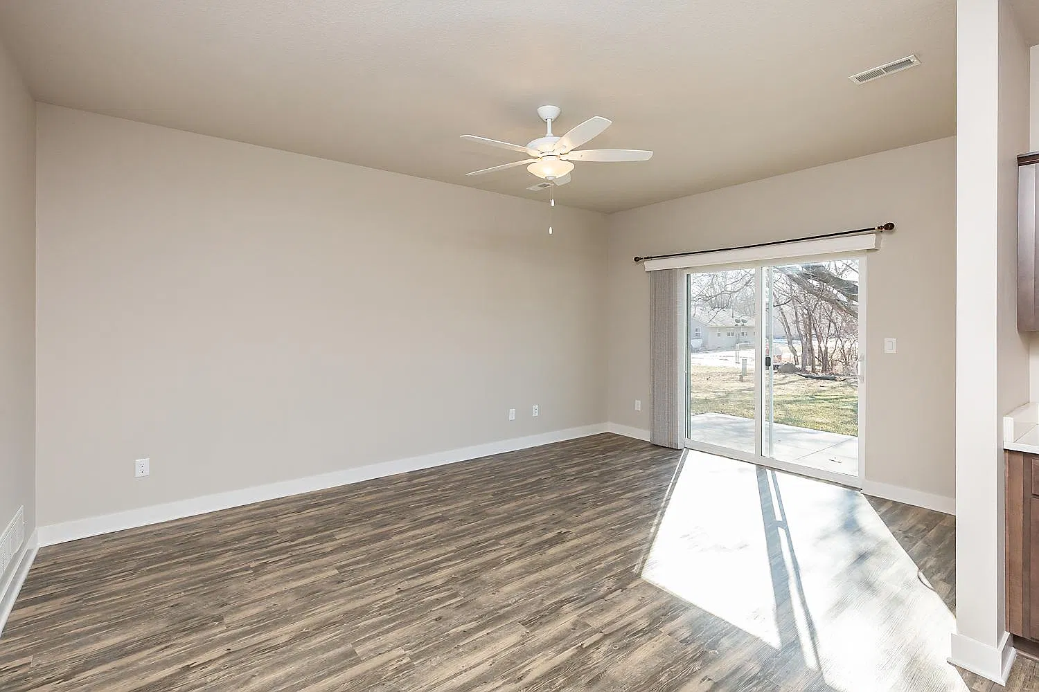 3 bed, 1350 sqft, $1,585 — Photo 3