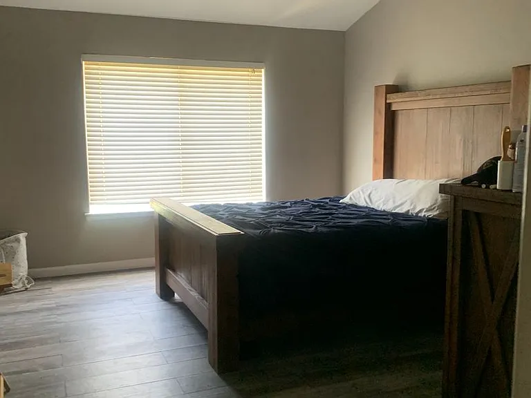 905 W Millbrook St — Photo 5