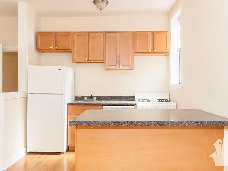 720 W Barry Ave #3 — Photo 2