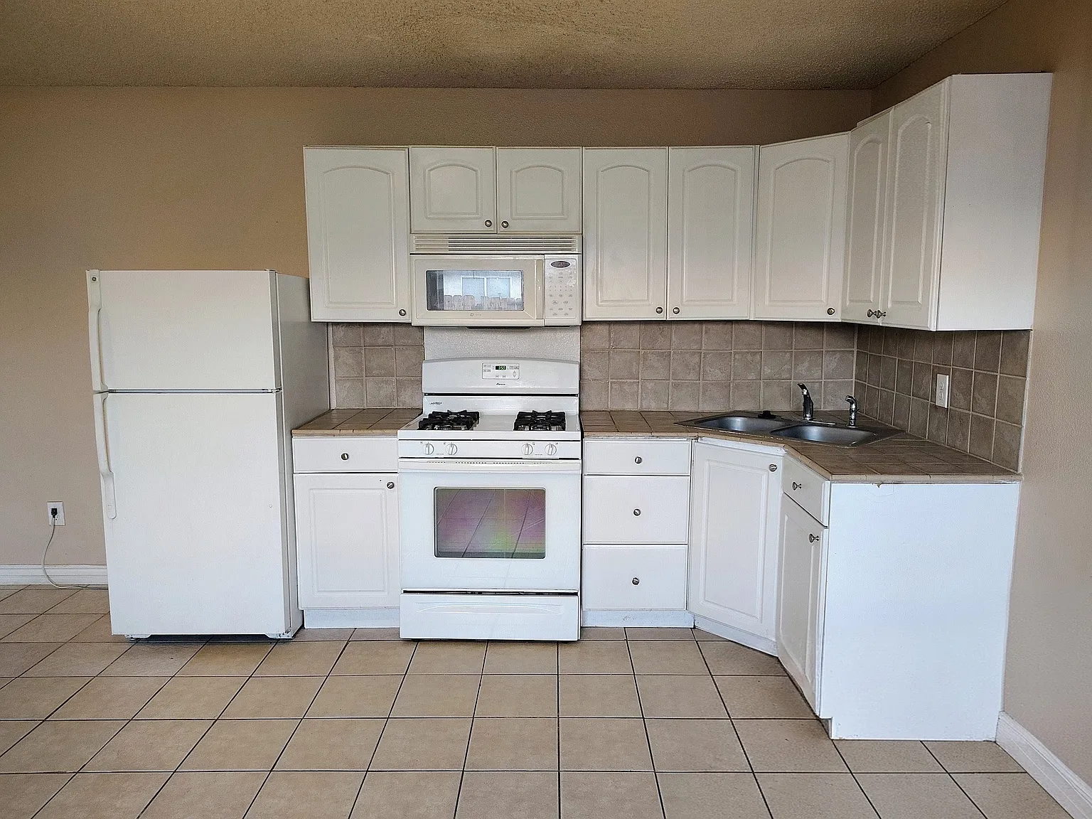 1 bed, 700 sqft, $1,150 — Photo 2