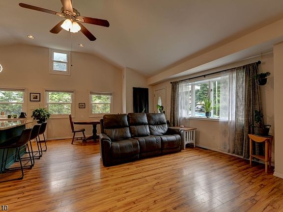3rd image of 122 W Lake Shore Dr