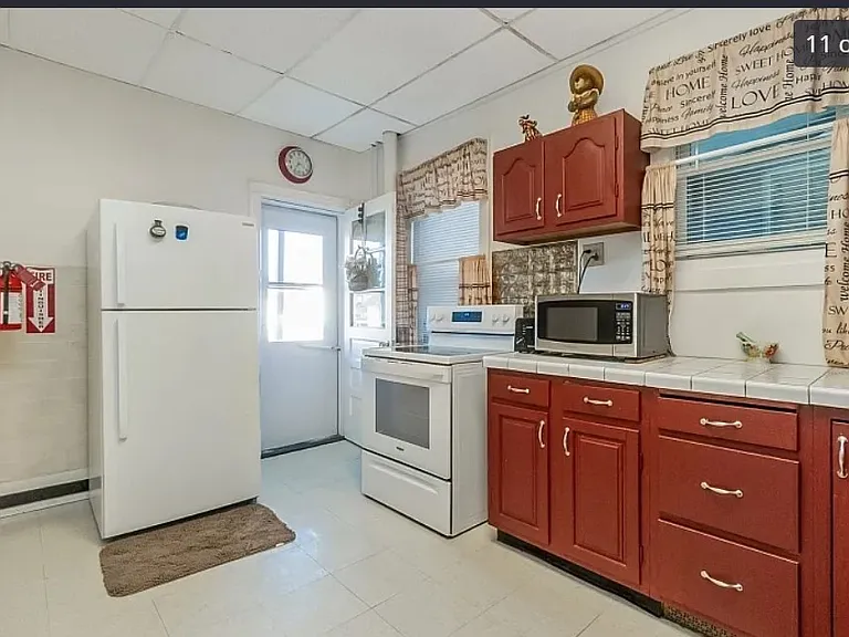 19 Railroad Ave — Photo 5
