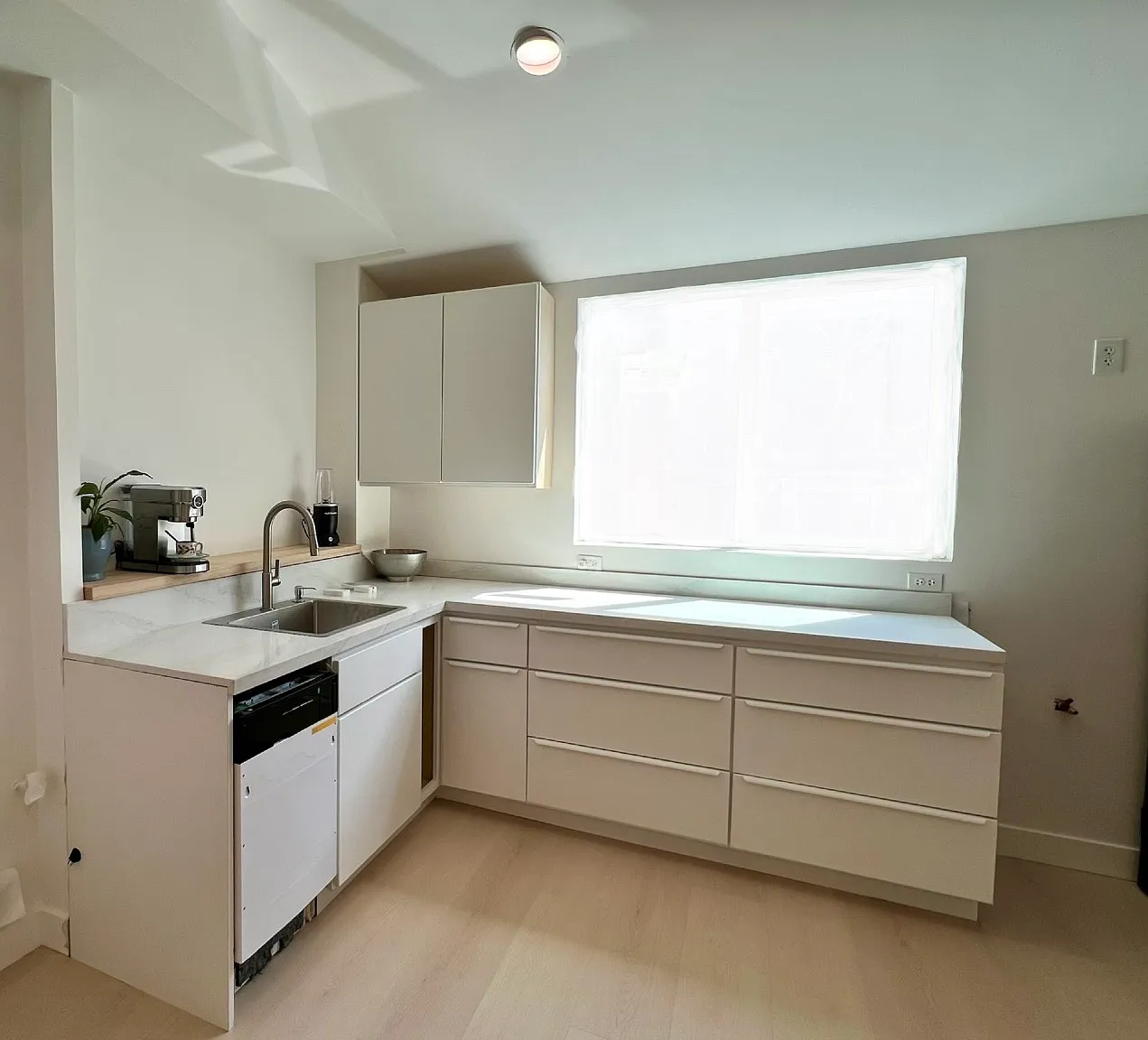 642 W 10th St — Photo 2