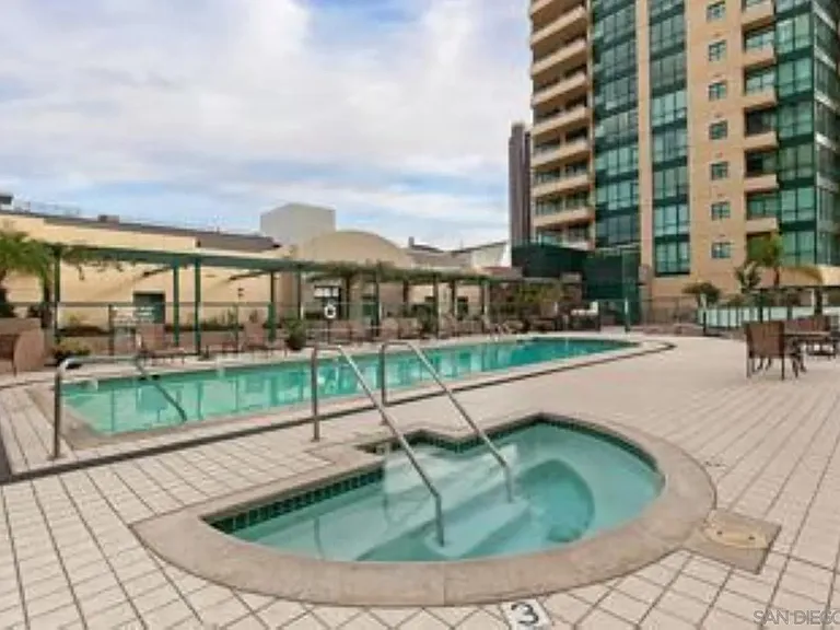 555 Front 1501 #1501 — Photo 72