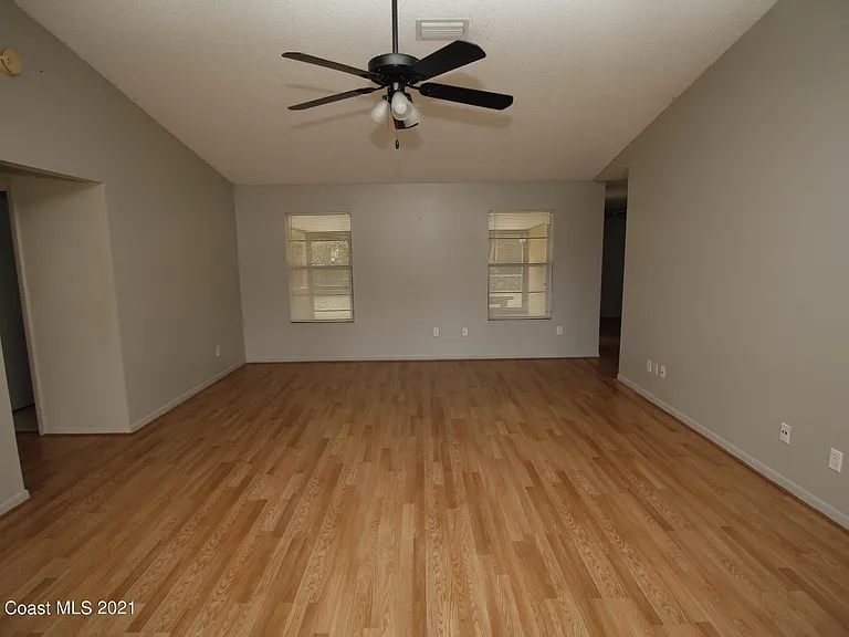 934 Colonial Ave SE — Photo 4