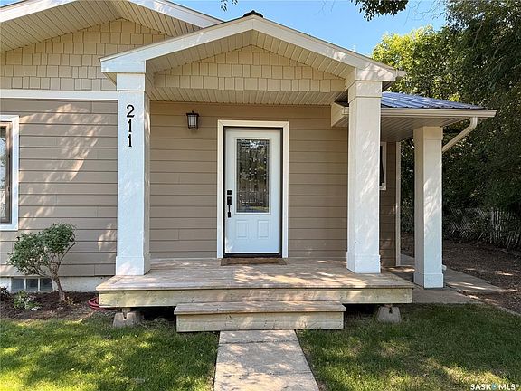 3rd image of 211 Pangman STREET