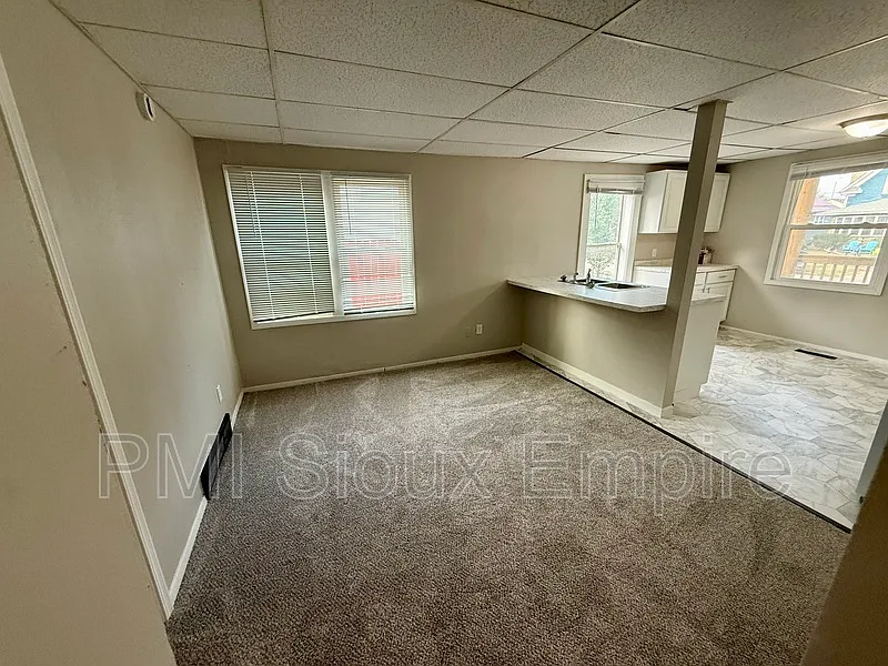 3 bed, 1.0 bath, 950 sqft, $1,000 — Photo 4