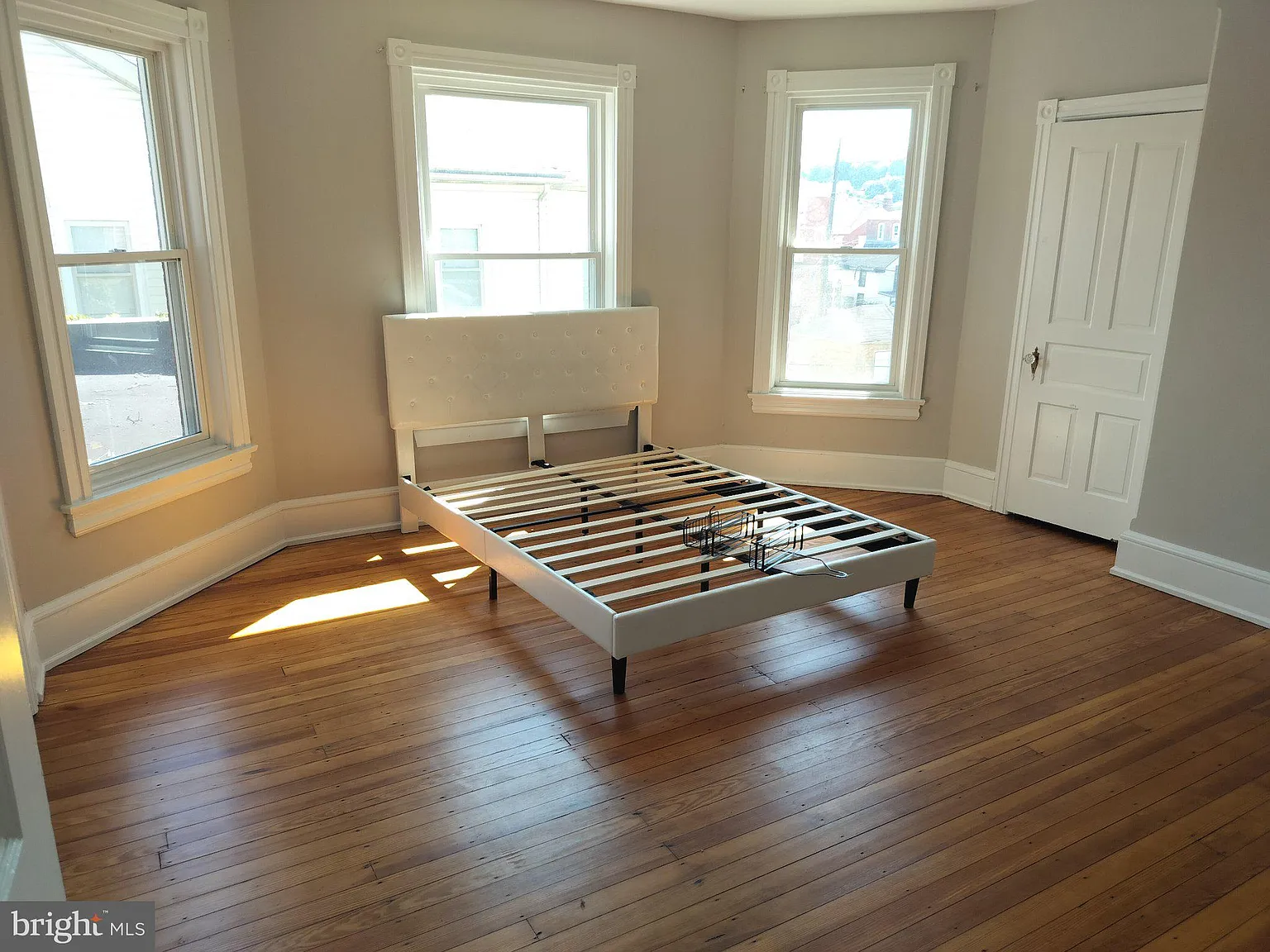 3 bed, 2.0 bath, 2590 sqft, $2,000 — Photo 3