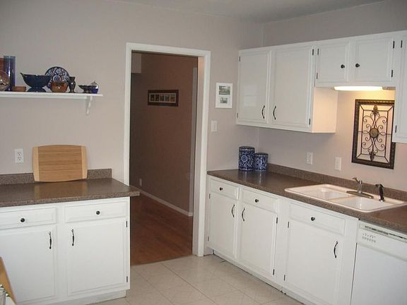 Large kitchen with tons of counter/cabinet space