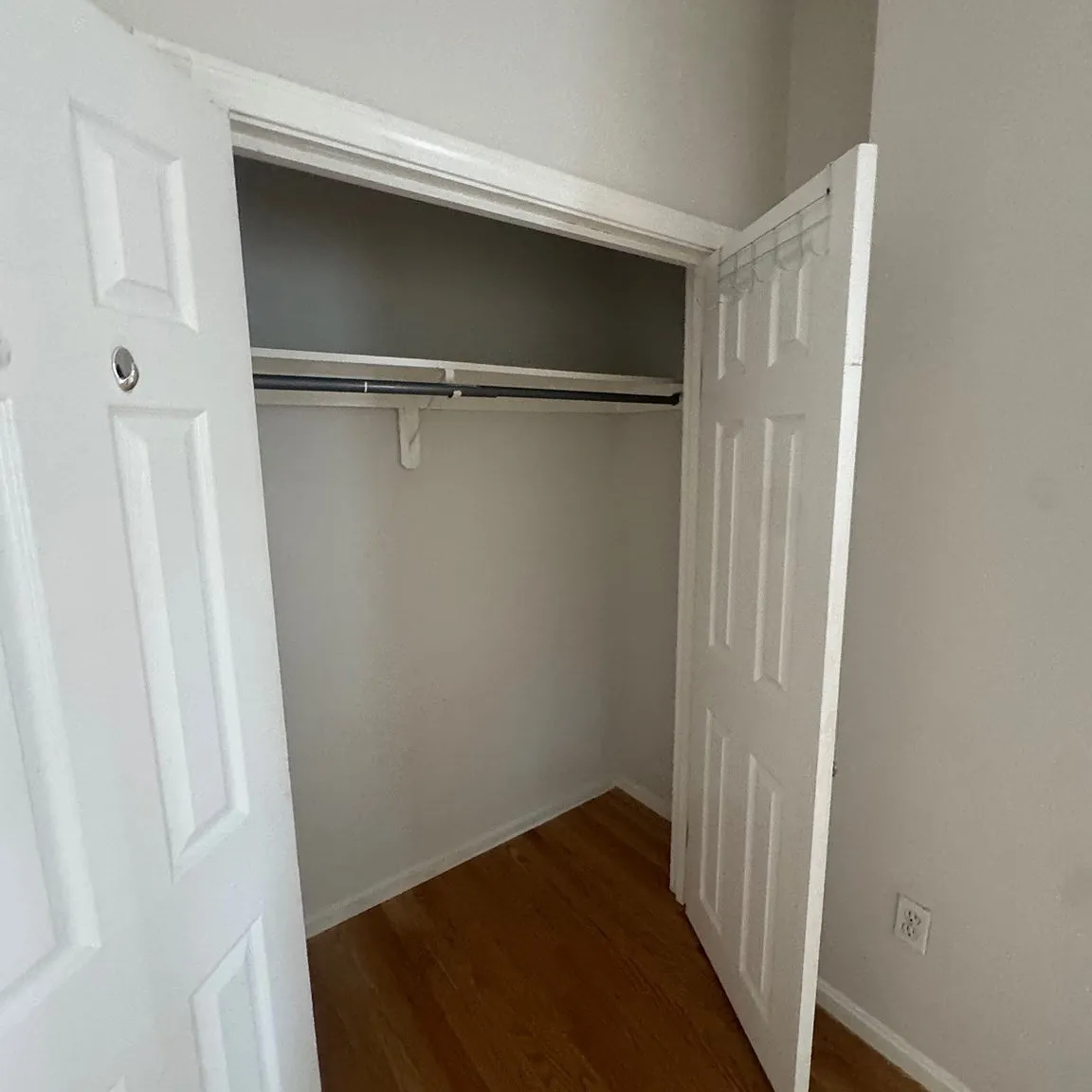 3 bed, 1.5 bath, 1100 sqft, $3,300 — Photo 2