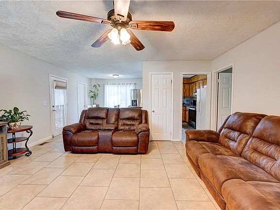 3rd image of 320 Chiefvan Ter NE