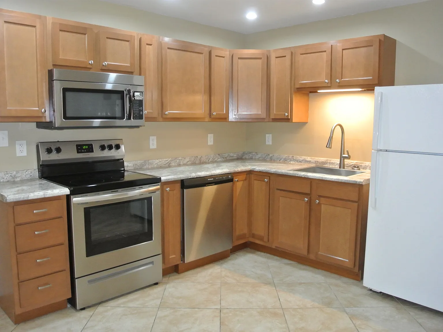 3 bed, 2.0 bath, 1444 sqft, $2,000 — Photo 3