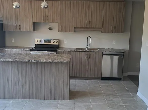 17 Renfrew Trl, Welland, ON L3C 0K2