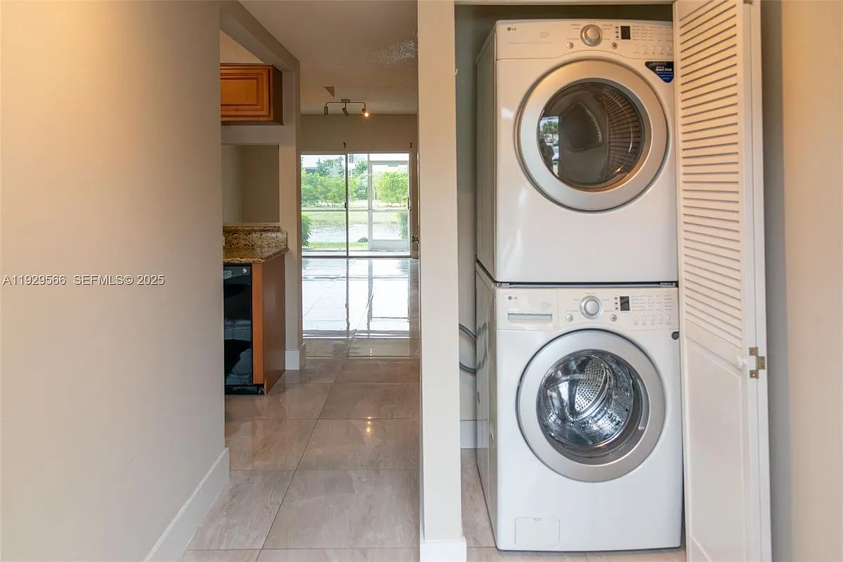 Building Photo - 16749 Hemingway Dr #TOWNHOUSE