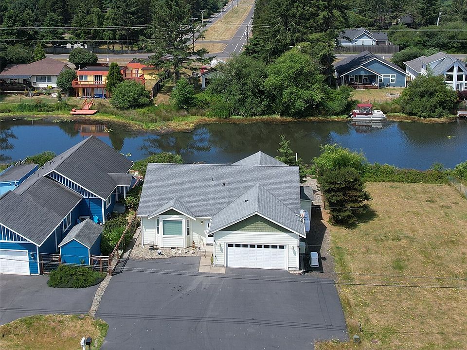 1st image of 393 Canal Drive NE