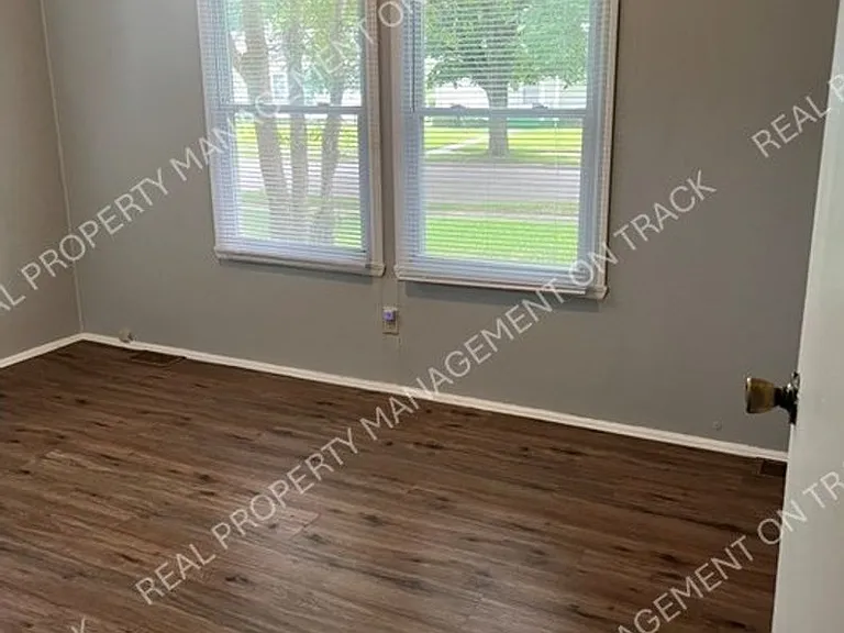 2823 Garfield Dr — Photo 5