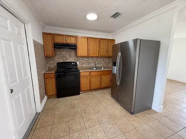 4 bed, 2.0 bath, 1600 sqft, $2,600 — Photo 4