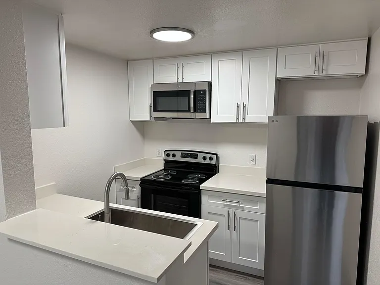 Wellington Place Apartments — Photo 23