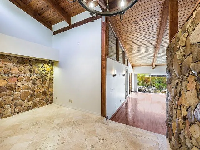 3 bed, 2.0 bath, 1702 sqft, $5,500 — Photo 2