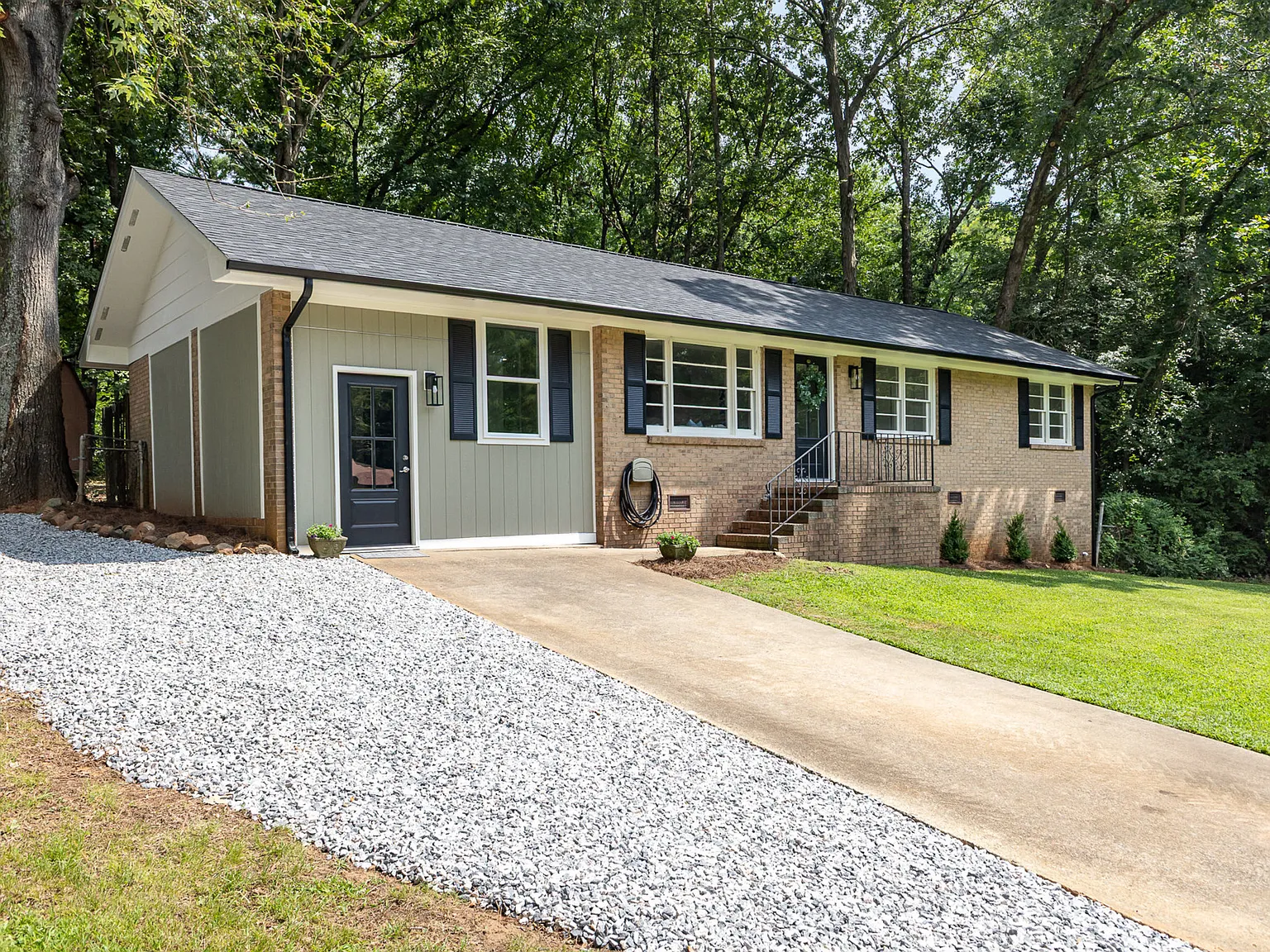 3 bed, 1.5 bath, 1448 sqft, $2,095 — Photo 2