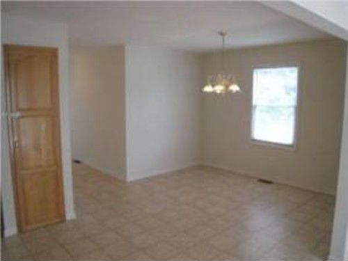 4th image of 904 N Elm St