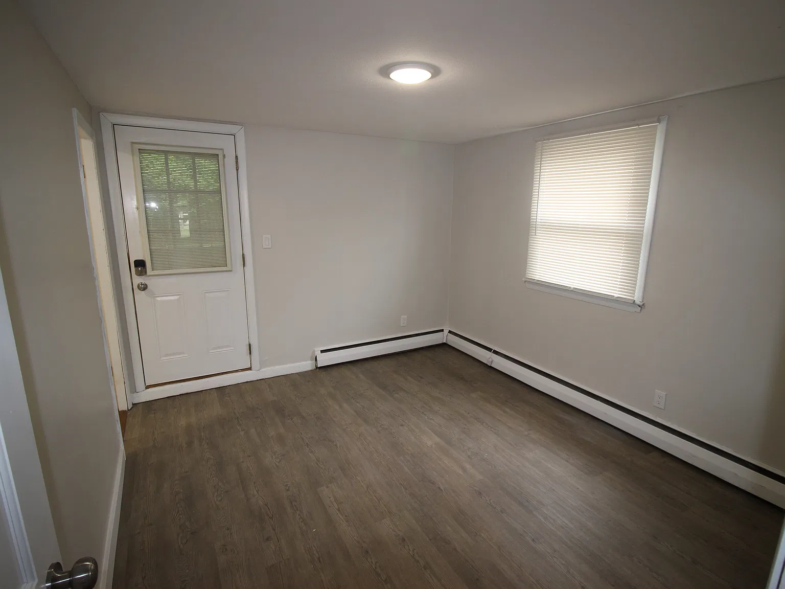 997 Broadway — Photo 2