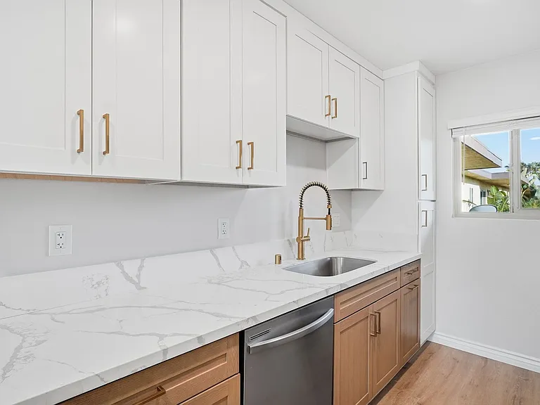 Cambridge Apartments — Photo 12
