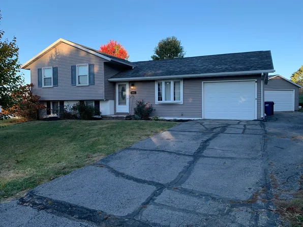 3317 Spinning Wheel Ct, Muscatine, IA 52761