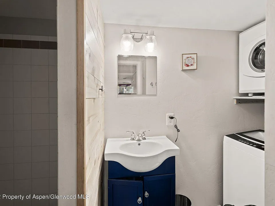 Full bathroom and Washer/Dryer