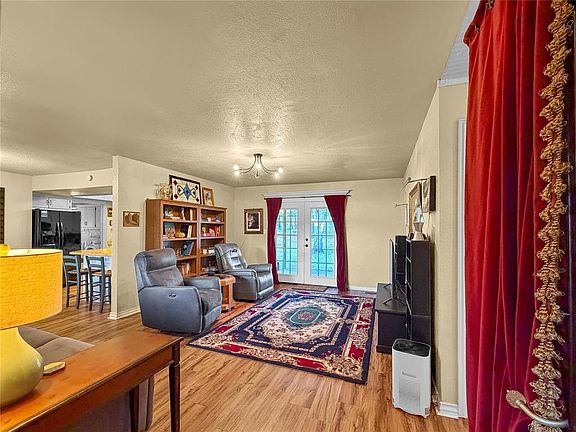 5th image of 213 S 6th St