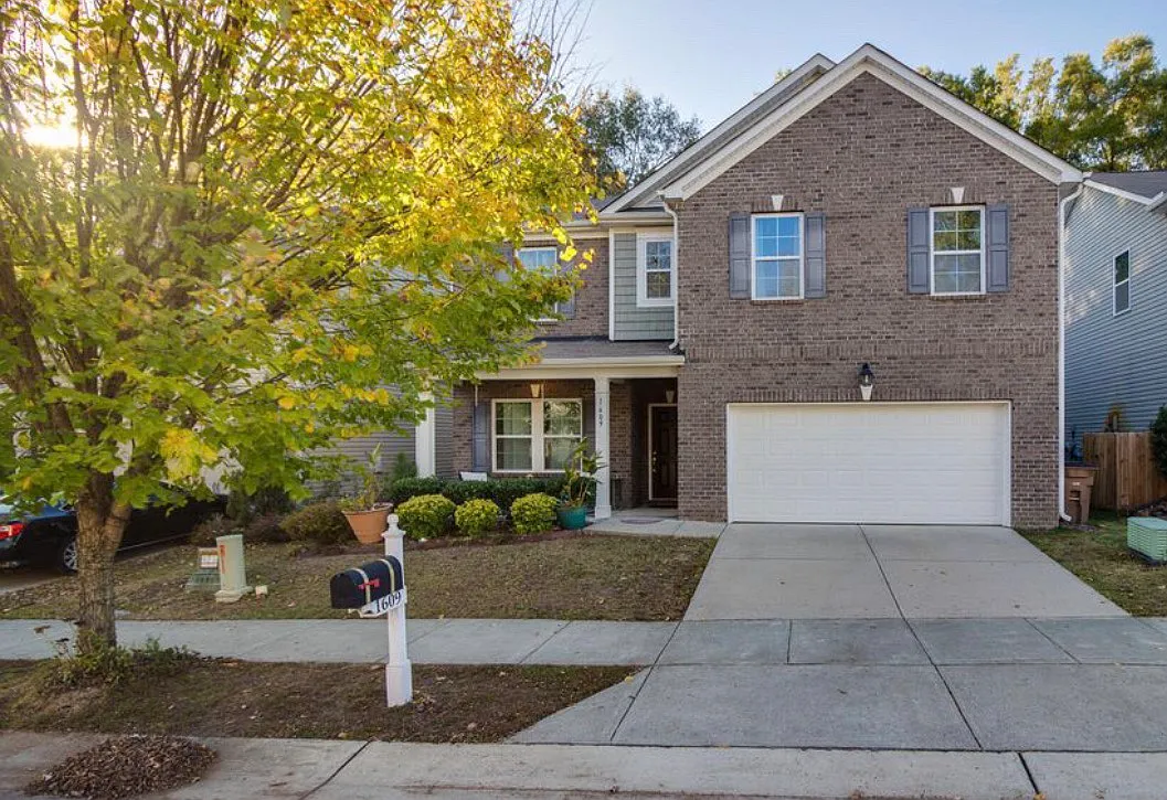 5 bed, 2702 sqft, $2,950 — Photo 3