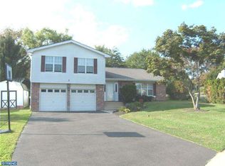 3 Ash Ln, Newtown, PA 18940