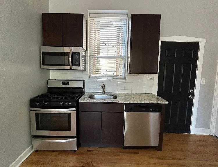 1942 S Carpenter St #1R — Photo 4