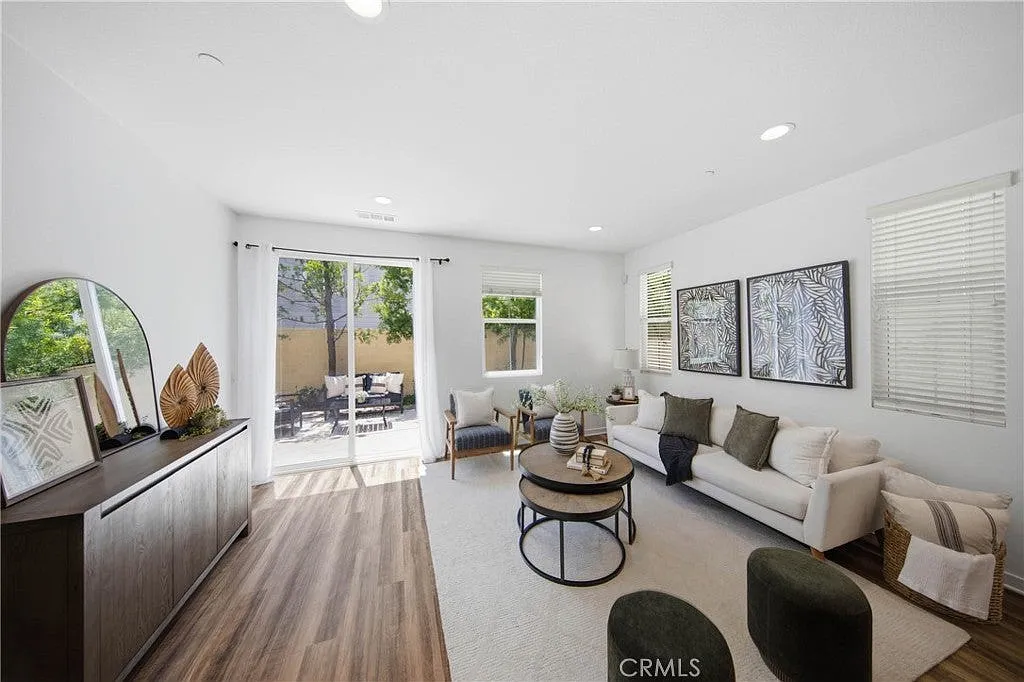 4 bed, 2.5 bath, 1762 sqft, $4,250 — Photo 2