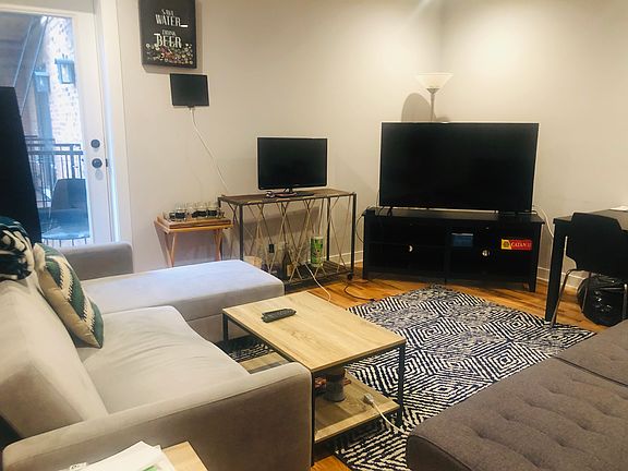 2nd image of 922 W Oakdale Ave APT 3S