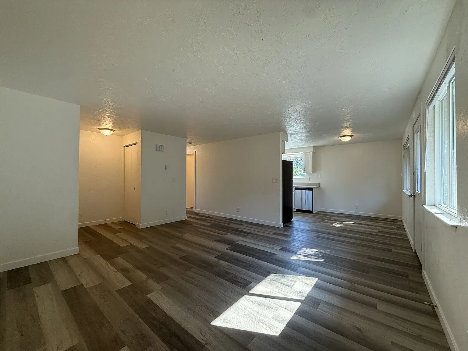 2 bed, 1.0 bath, 843 sqft, $1,350 — Photo 3