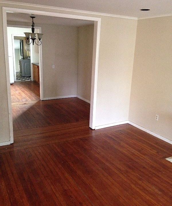 2nd image of 150 E 3rd St