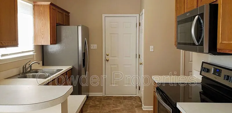 4 bed, 2.5 bath, 1815 sqft, $1,900 — Photo 3