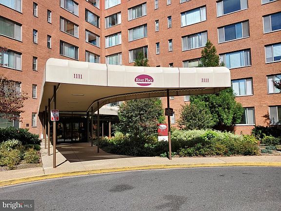2nd image of 1111 N Arlington Blvd #623