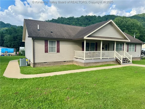 207 1st St W, Madison, WV 25130