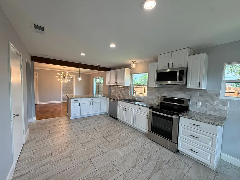 2555 W Kings Hwy — Photo 9