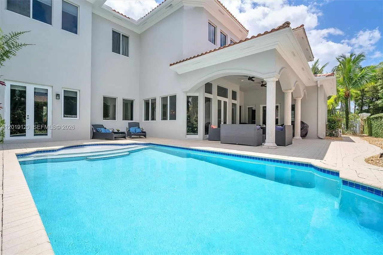6 bed, 5.5 bath, 5224 sqft, $14,500 — Photo 3