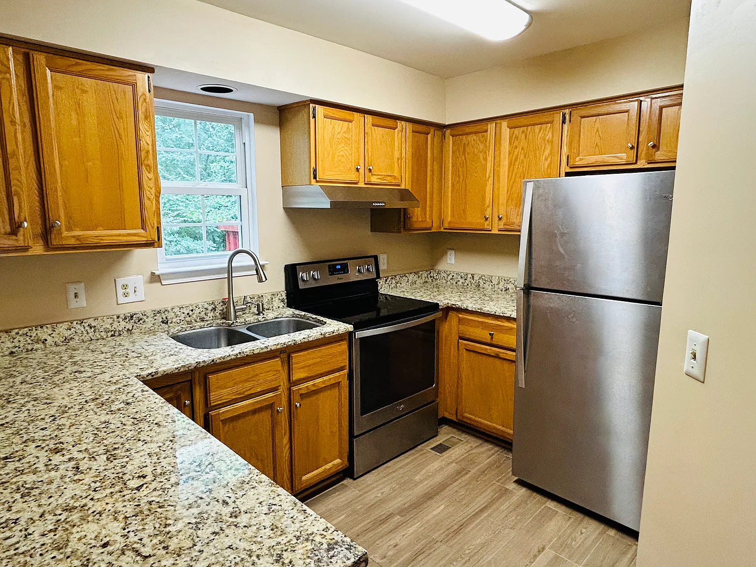3 bed, 2.5 bath, 1360 sqft, $2,700 — Photo 3