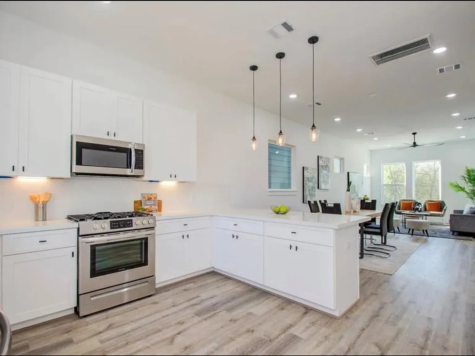 3 bed, 3.5 bath, 1840 sqft, $2,400 — Photo 3