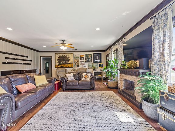 5th image of 208 S Guegnon St